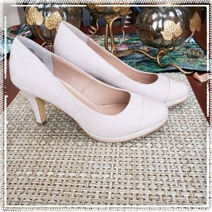 NWOT Ivory high heel pump